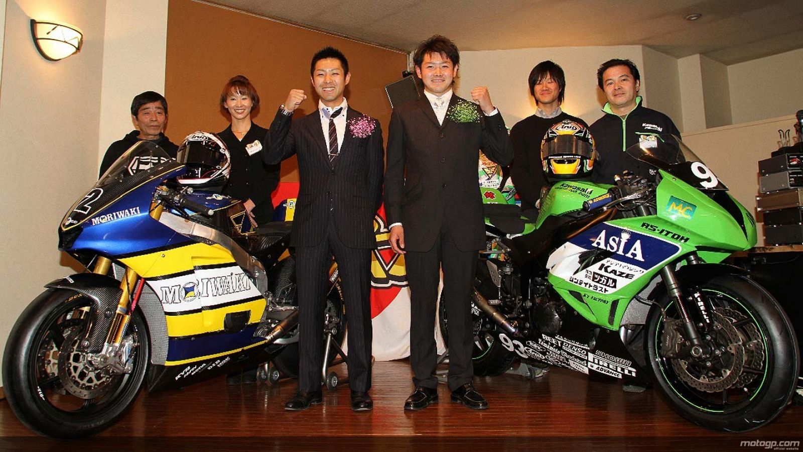 Los dos hermanos posando con dos motos en una foto de archivo.