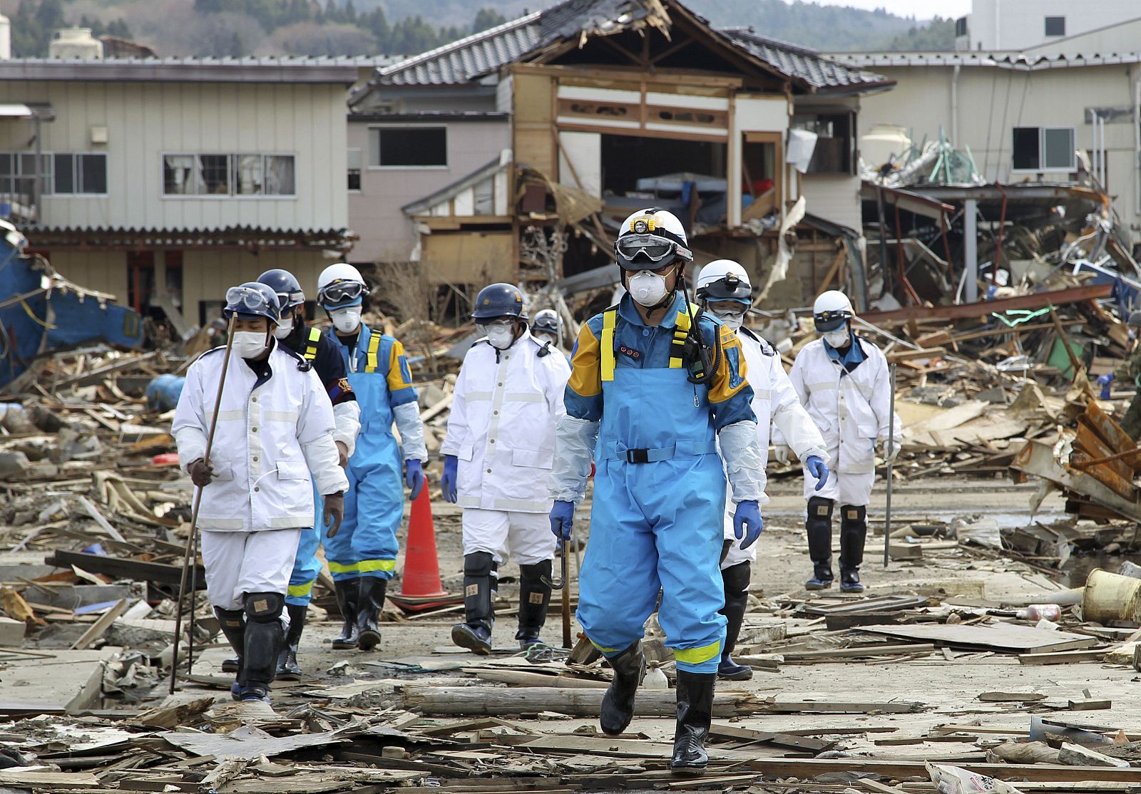 Policías japoneses buscan a desaparecidos en Kesennuma, una de las localidades arrasadas por el terremoto