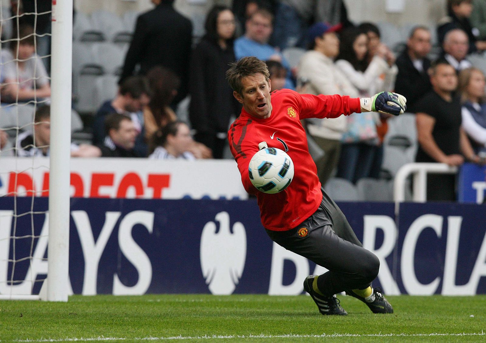 El guardameta del Manchester United Edwin Van Der Sar atajando un balón.