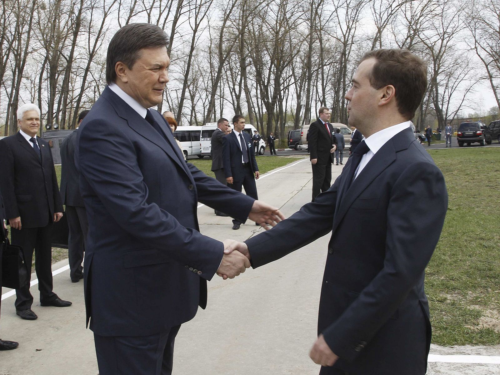 El presidente ruso da la mano a su homólogo ucraniano en Chernóbil.