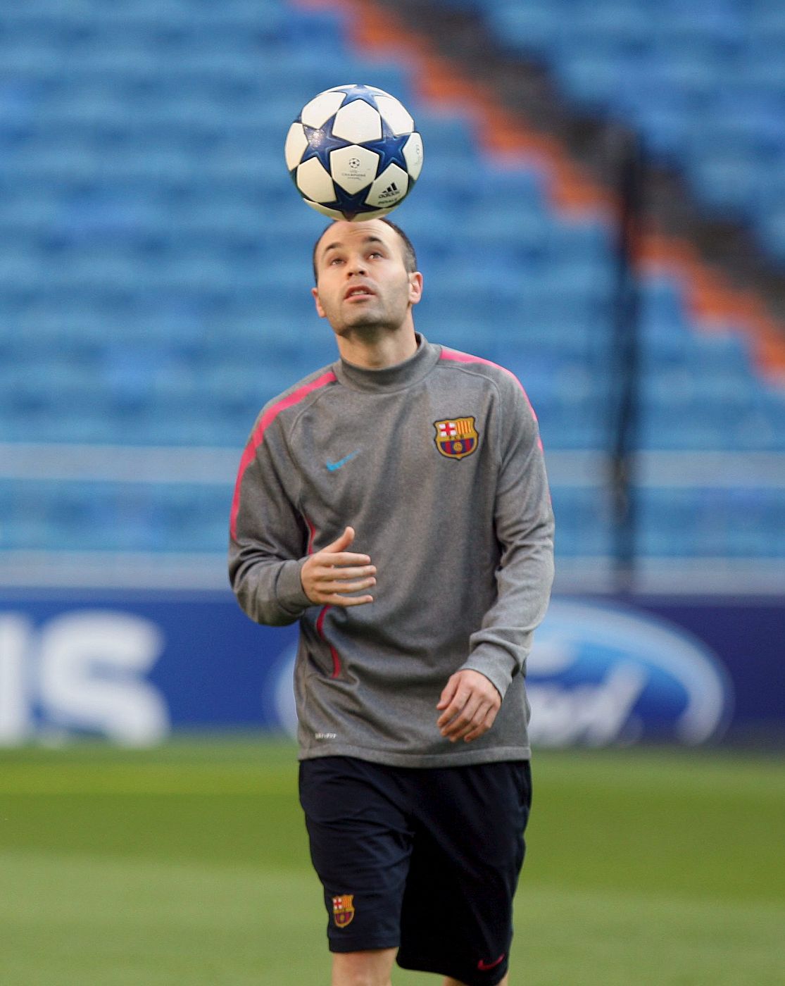 El centrocampista del FC Barcelona Andrés Iniesta, durante el entrenamiento que el club ha llevado a cabo hoy en el estadio Santiago Bernabéu.