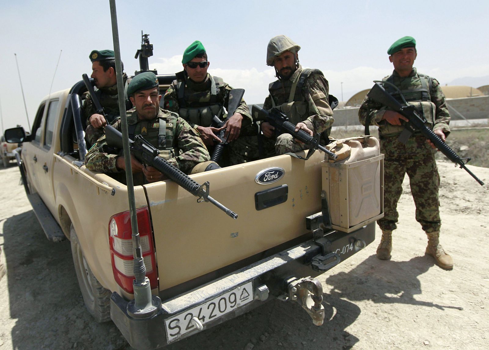 Fuerzas afganas llegan al aeropuerto militar de Kabul después del tiroteo