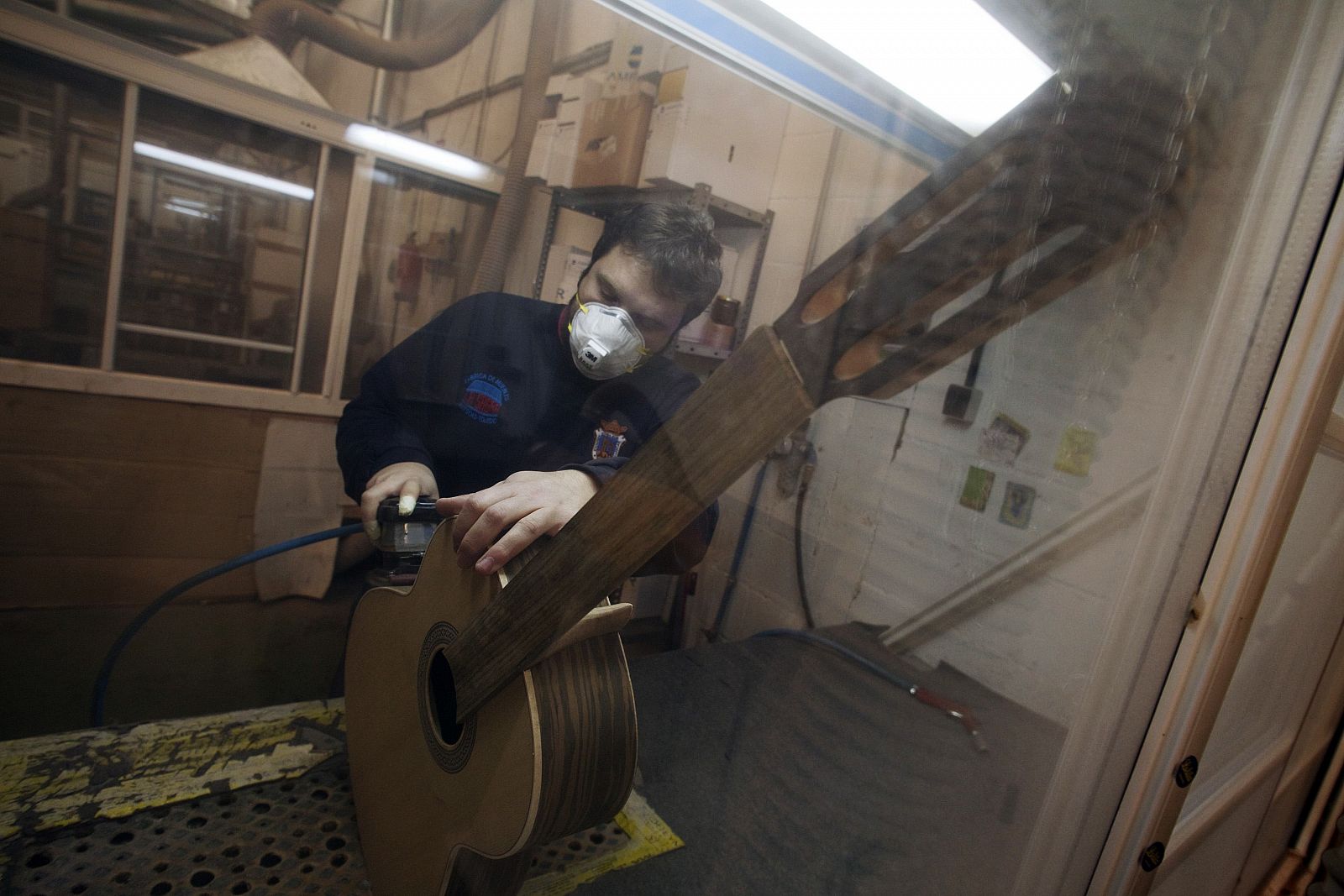 Reparación de una guitarra en un taller