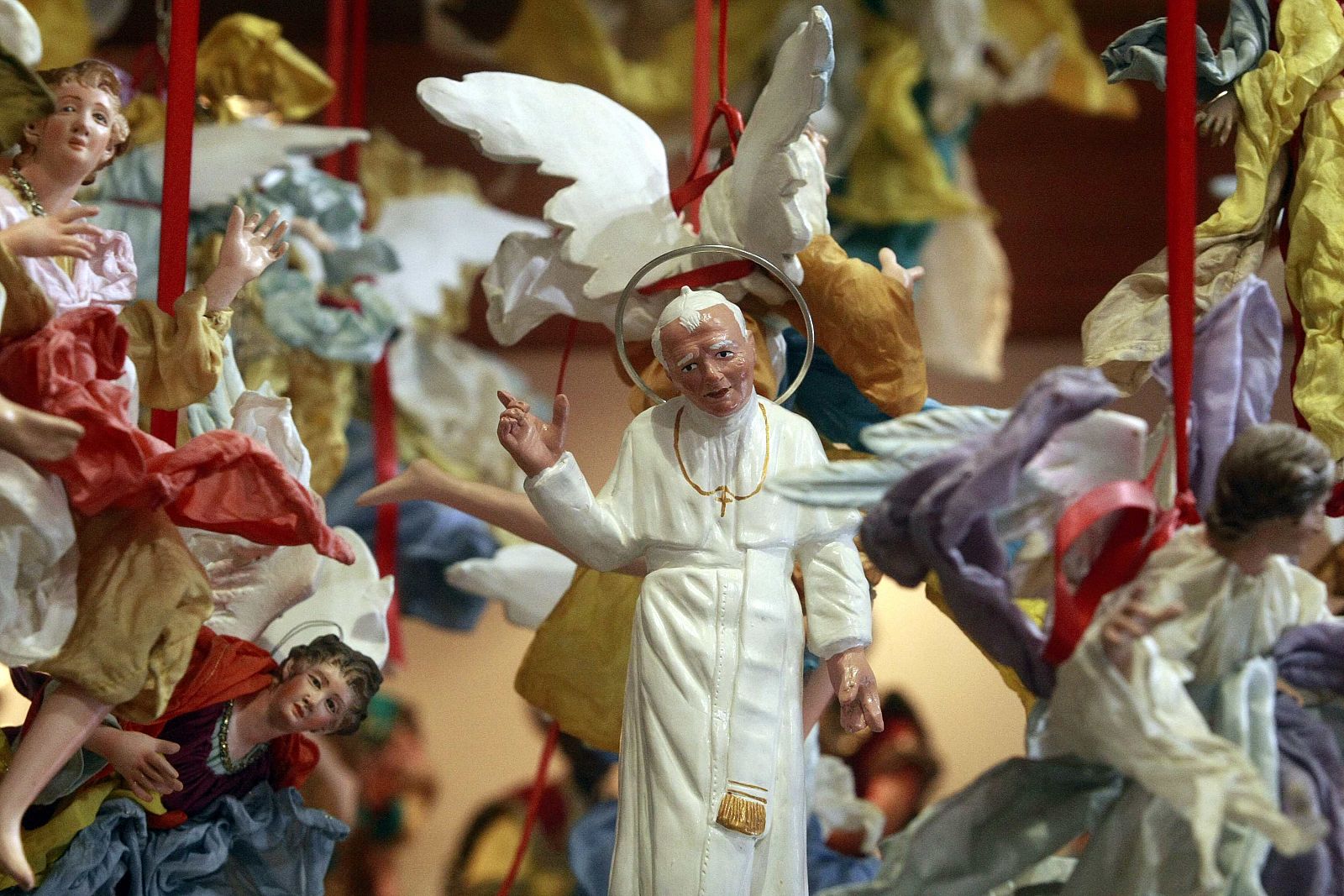 Una figura de Juan Pablo II entre otras imágenes en una tienda de Nápoles
