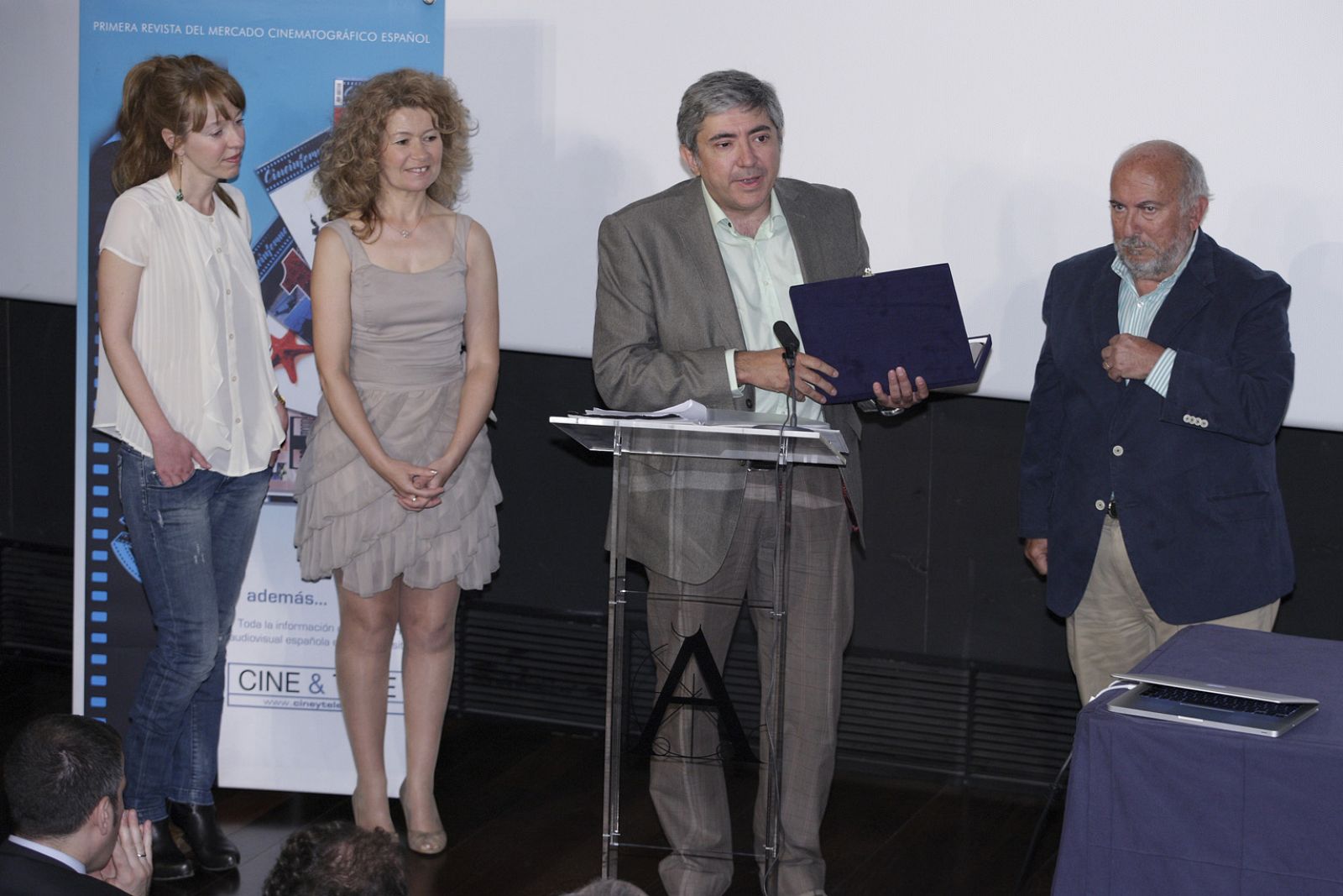 Fernando López Puig, director de ficción de TVE, recoge el premio