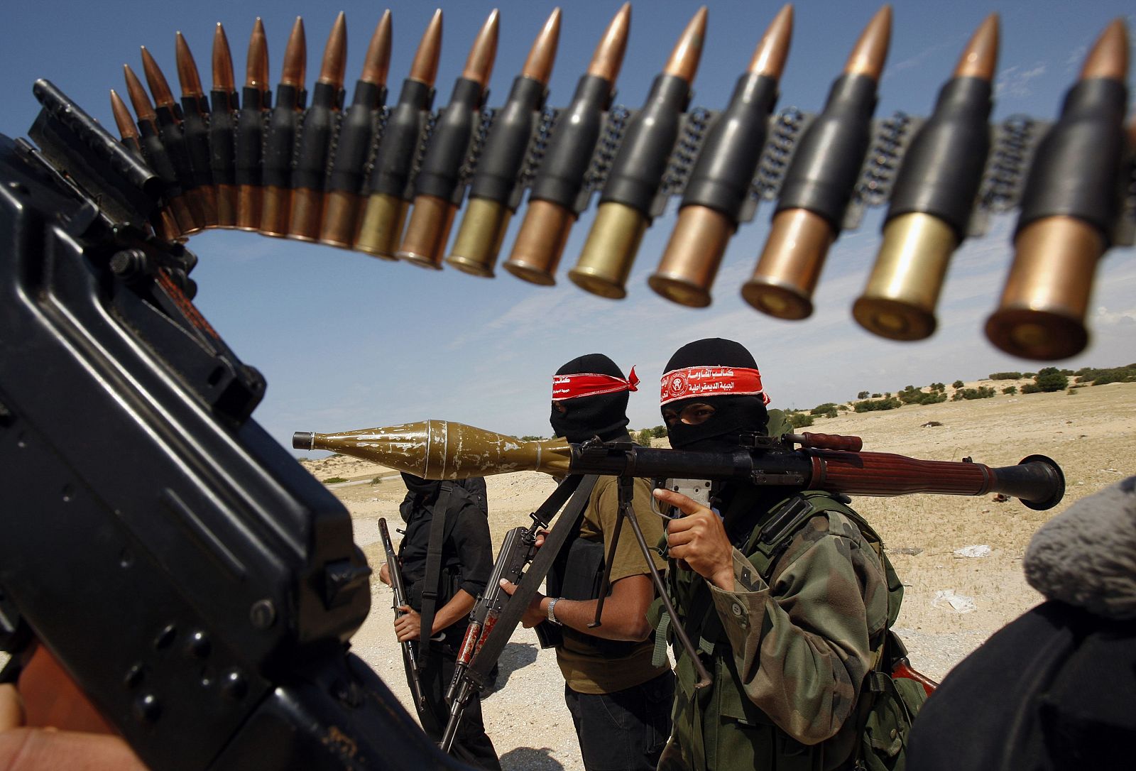 Militares palestinos del Frente Democrático para la Liberación de Palestina participan en una maniobra conjunta con el Frente Popular para la Liberación de Palestina en Rafah, en el sur de la franja de Gaza el 21 de abril de 2011