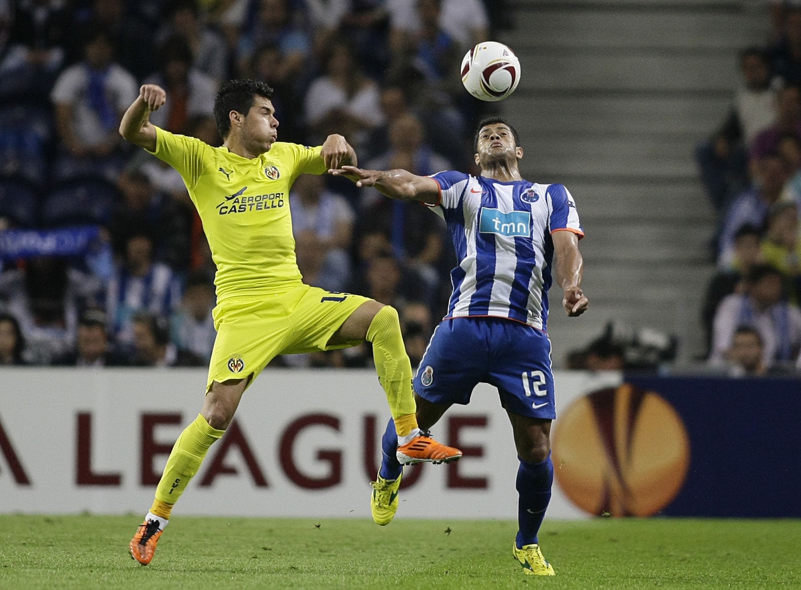 El jugador del Oporto, Hulk y Catalá, del Villarreal, pugnan por un balón.