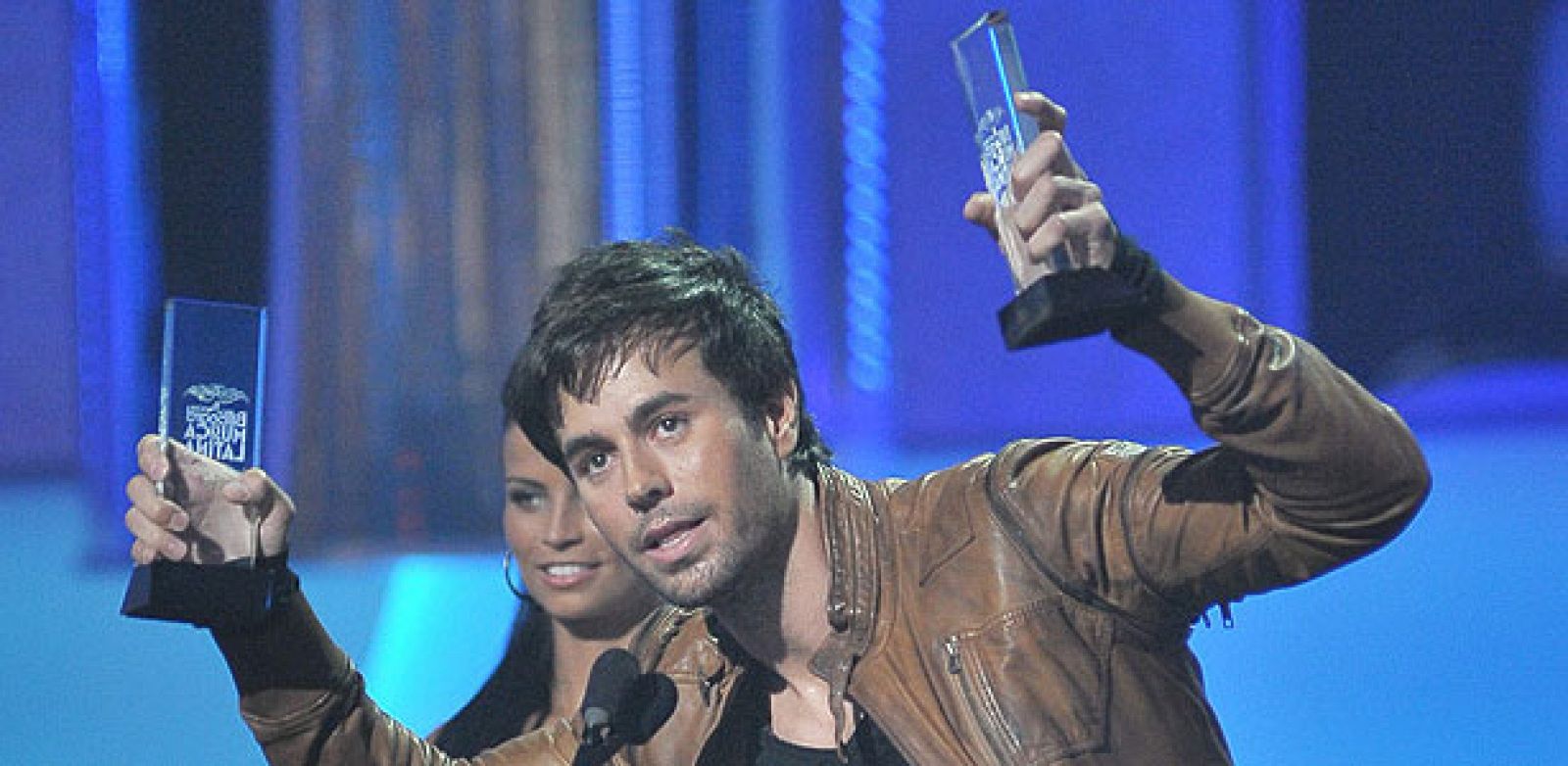 El cantante español Enrique Iglesias reacciona tras recibir nueve galardones hoy, jueves 28 de abril de 2011, durante la ceremonia de entrega de los Premios Billboard Latino en Coral Gables, Florida (EEUU)