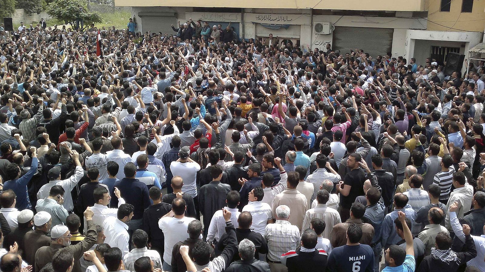 Manifestantes en la ciudad de Banias gritan consignas contra el presidente sirio