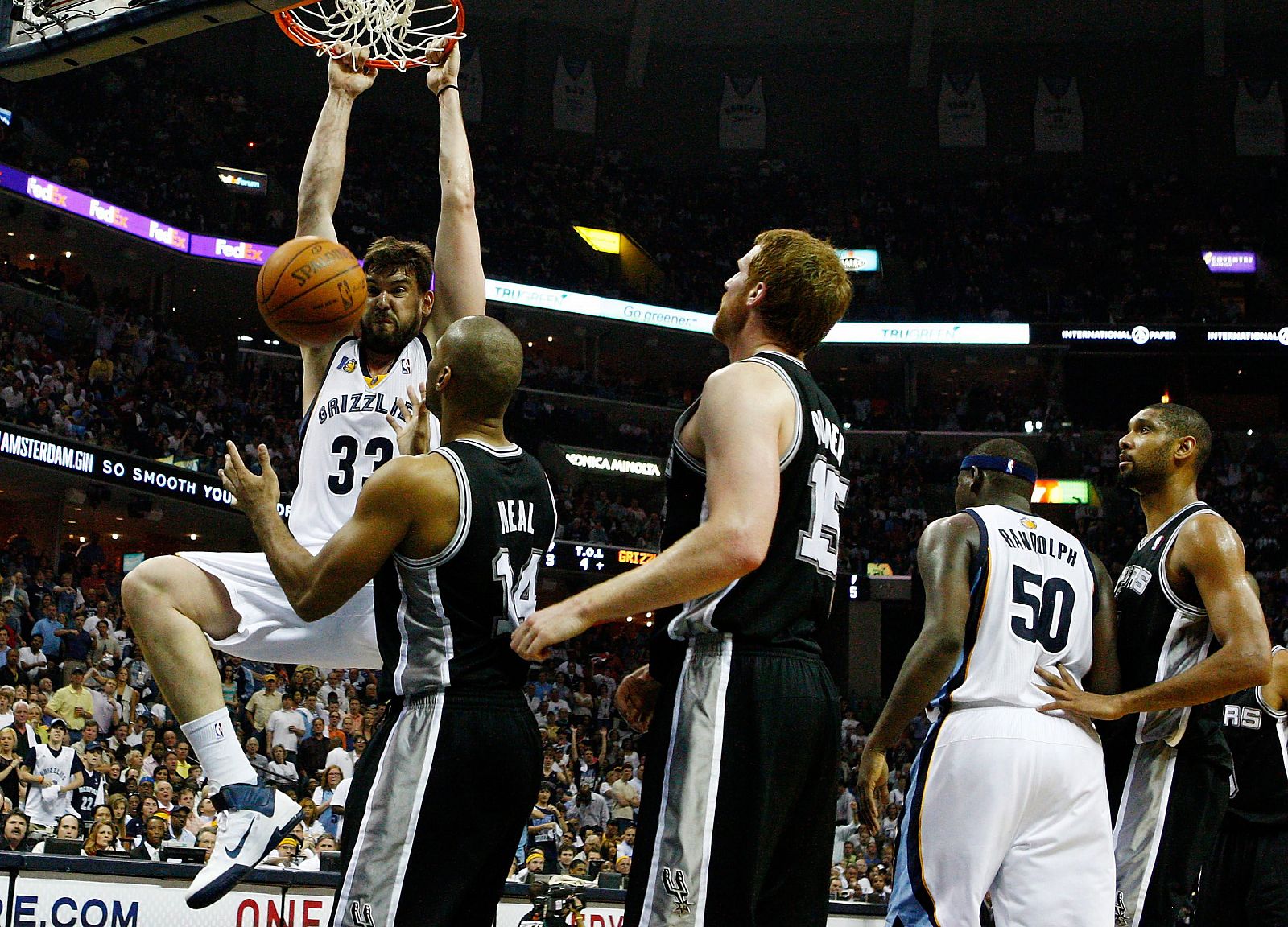 El jugador de los Grizzlies de Memphis Marc Gasol machaca la canasta ante Gary Neal, Matt Bonner y Tim Duncan de los Spurs de San Antonio.