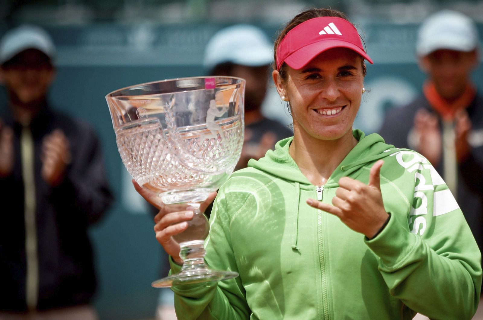 La tenista española Anabel Medina posa con el trofeo tras derrotar a la alemana Kristina Barrois en la final del Abierto de Estoril.