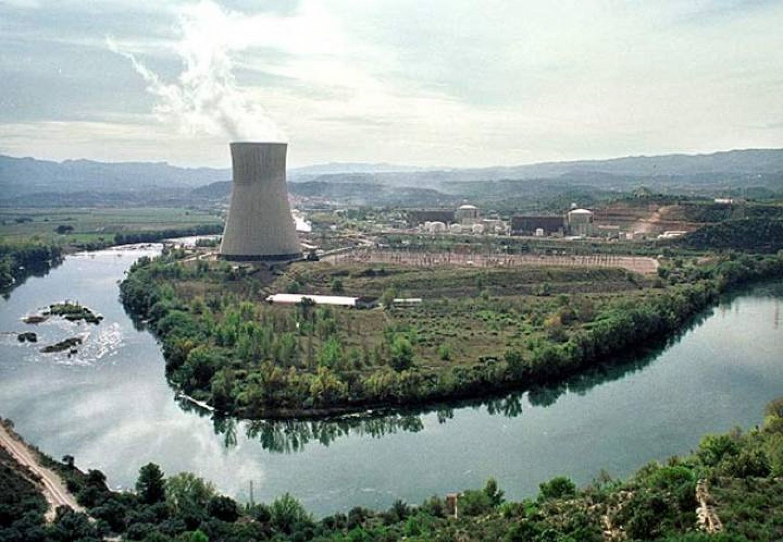 La central nuclear de Ascó, en Tarragona, que ha sufrido un incidente por la fuga de 25.000 litros de agua de su circuito de refrigeración