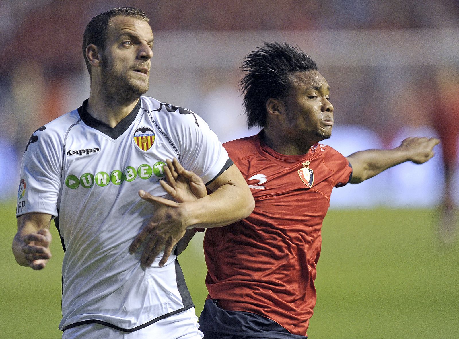 El defensa de Osasuna Nelson Augusto Tomar y el delantero del Valencia Roberto Solado, en un momento del partido.