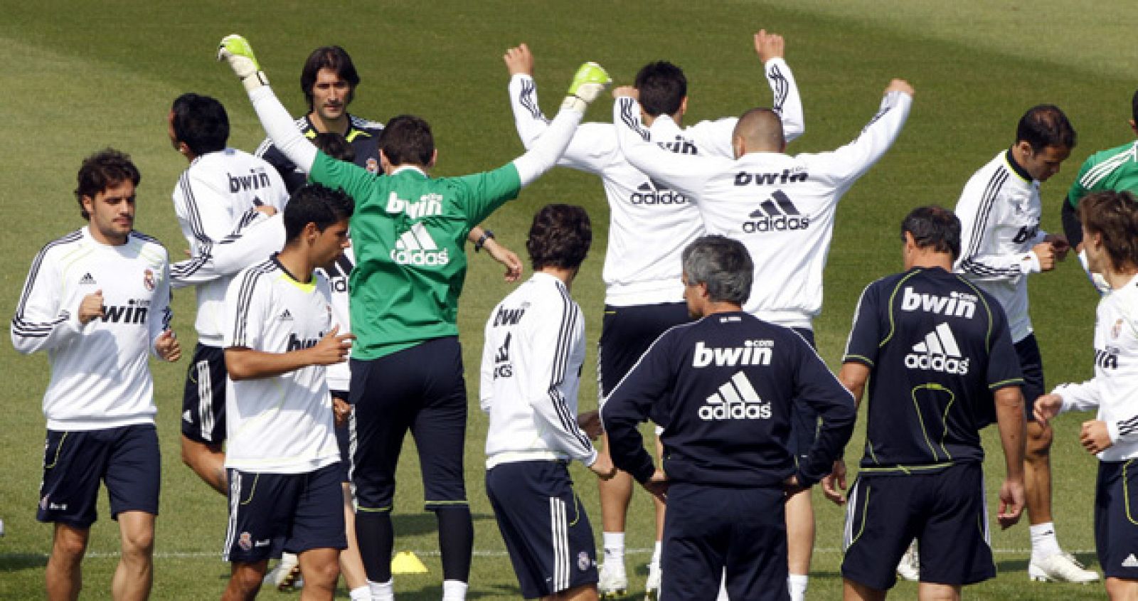 El entrenador del Real Madrid, el portugués José Mourinho, observa a sus jugadores durante un entrenamiento.