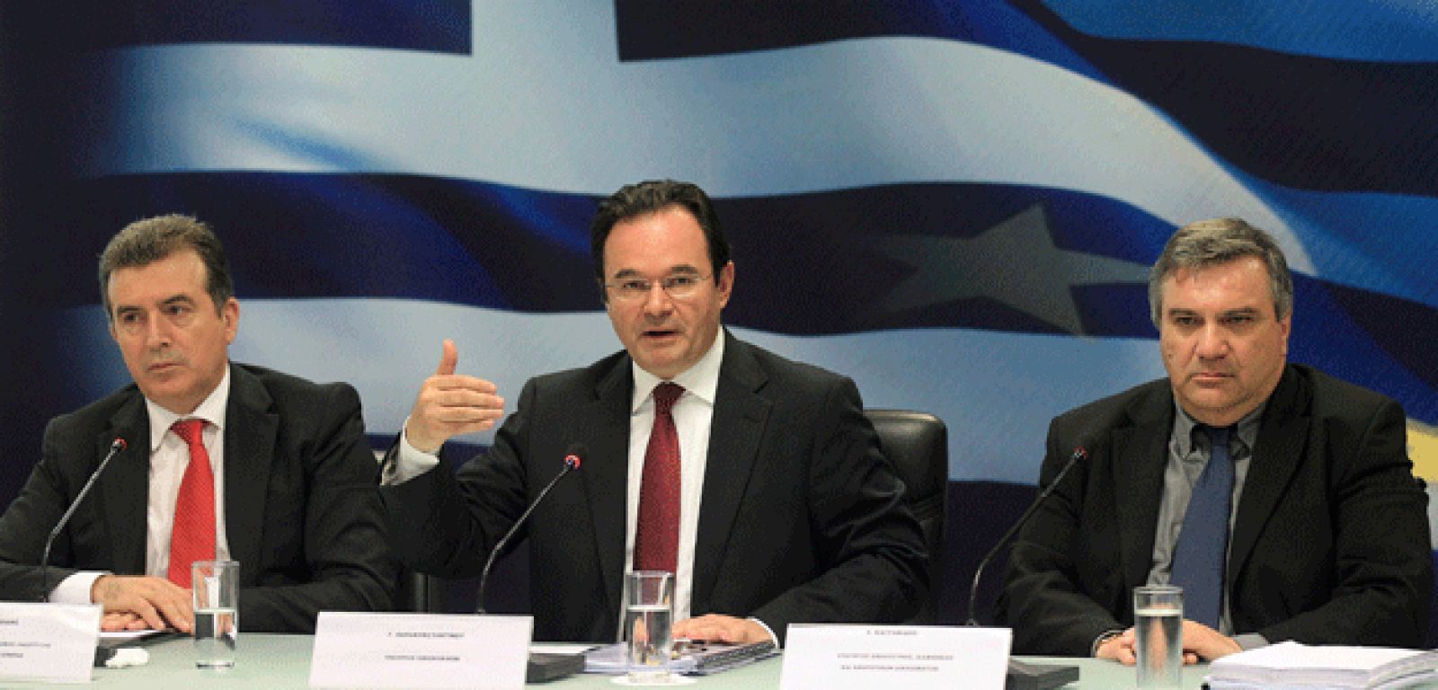 De izquierda a derecha, el ministro de Desarrollo regional, Michalis Chrysochoidis, el ministro griego de Finanzas, George Papaconstantinou y el ministro de Justicia, Haris Kastanidis