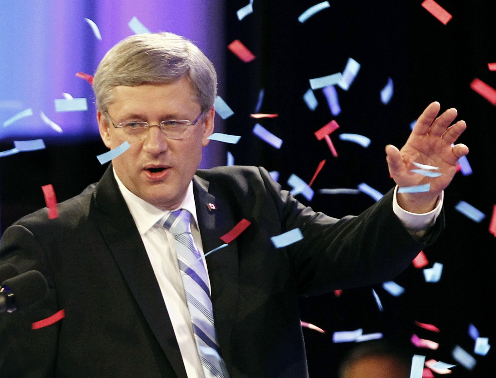 El líder del Partido Conservador canadiense, Stephen Harper, saluda a sus seguidores en Alberta.