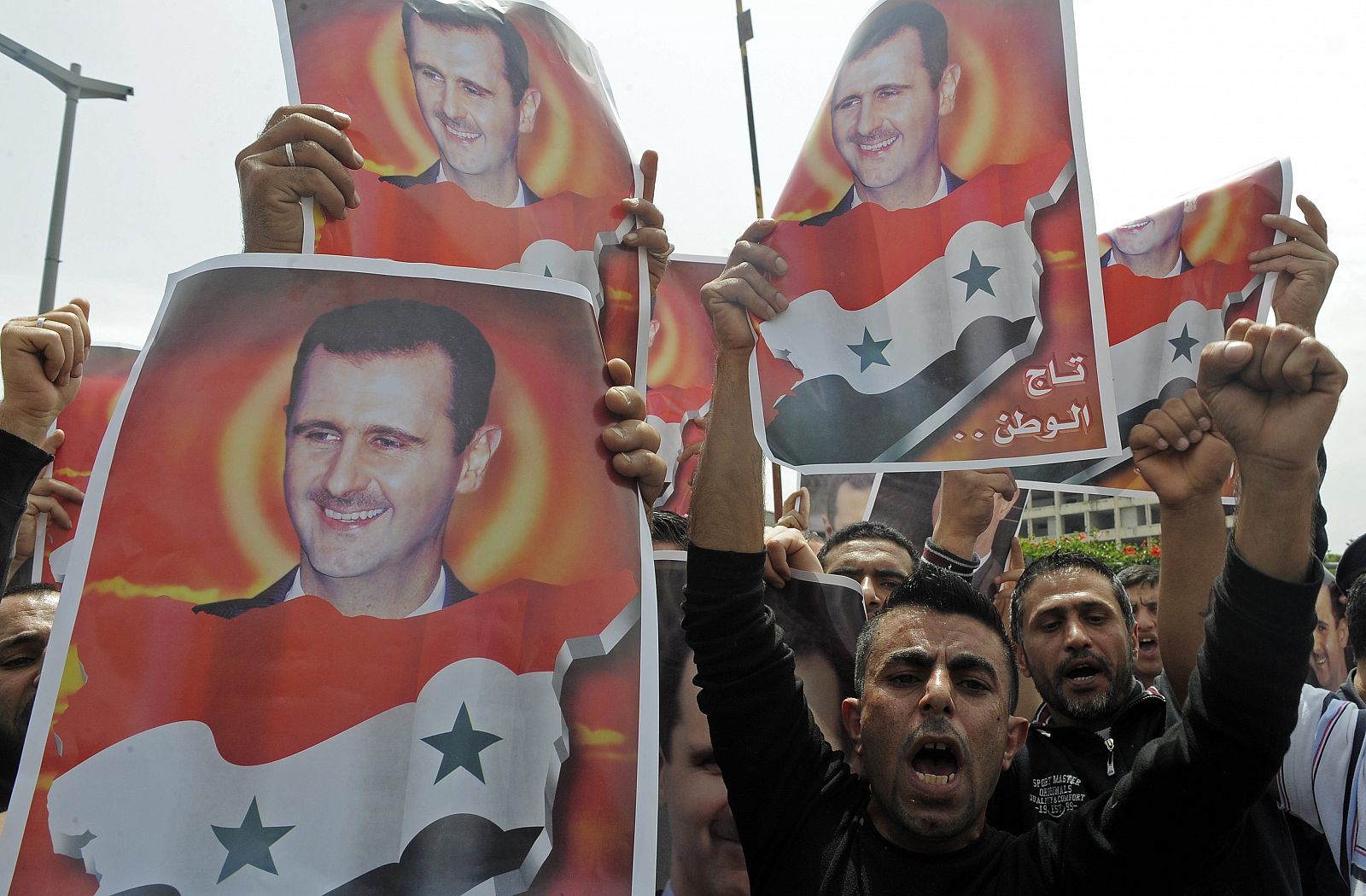 Activistas sirios gritan lemas en favor del régimen del presidente sirio Bachar El Asad ante el edificio de la ONU en Beirut (Líbano).