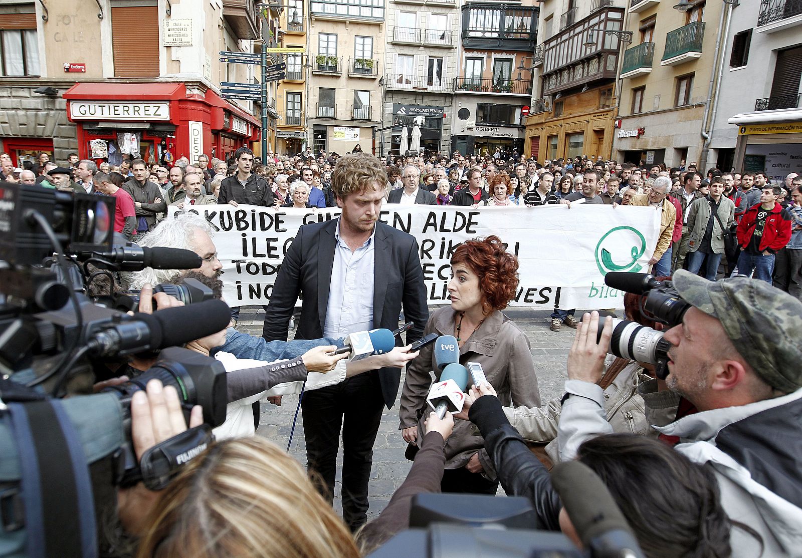 Los candidatos por Bildu al Parlamento de Navarra, Maiorga Ramirez y Bakartxo Ruiz, atienden a los medios de comunicación durante la concentración en Pamplona