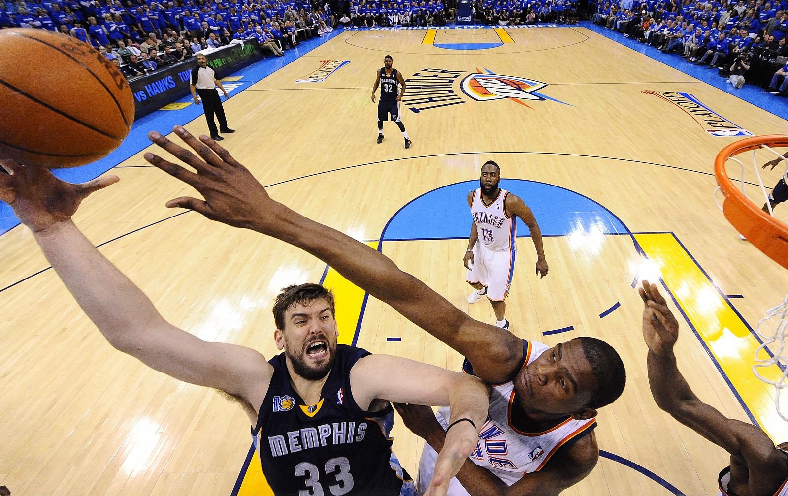 El jugador de los Thunder Kevin Durant disputa el balón con Marc Gasol de los Grizzlies.