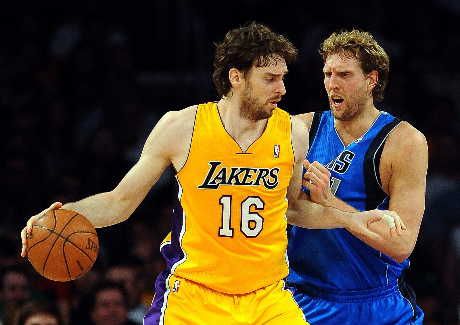 Dirk Nowitzki (d) disputa la bola con el español Pau Gasol.