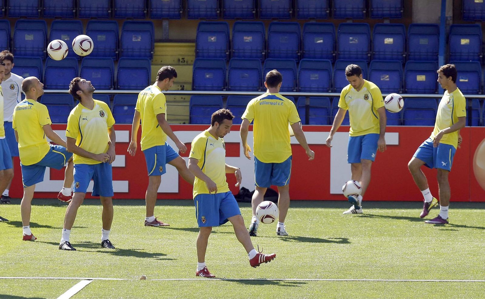 Los jugadores del Villarreal tocan balón durante el entrenamiento.