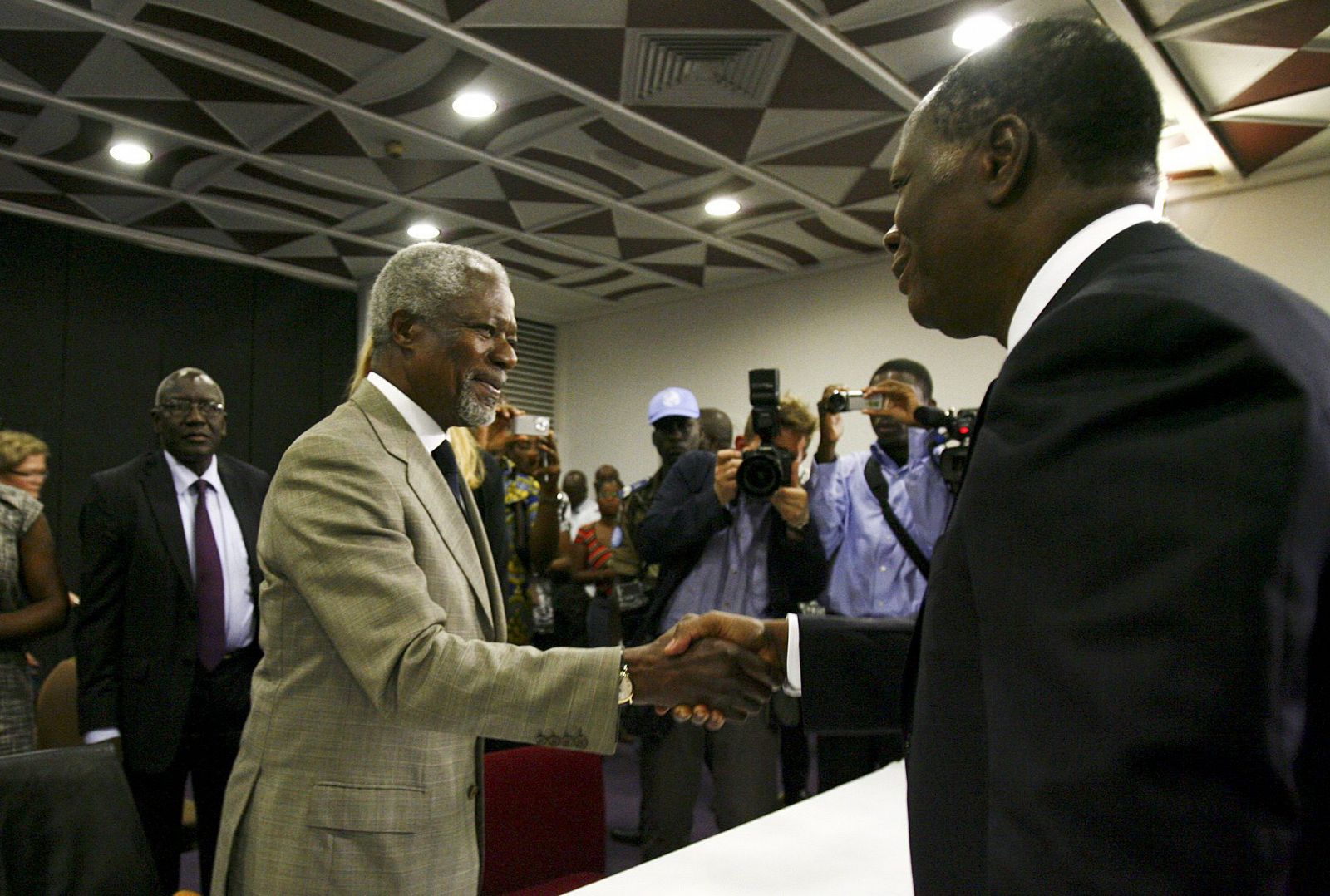 El presidente de Costa de Marfil, Alassane Ouattara, saluda al exsecretario general de Naciones Unidas, Kofi Annan hace unos días en Abiyán