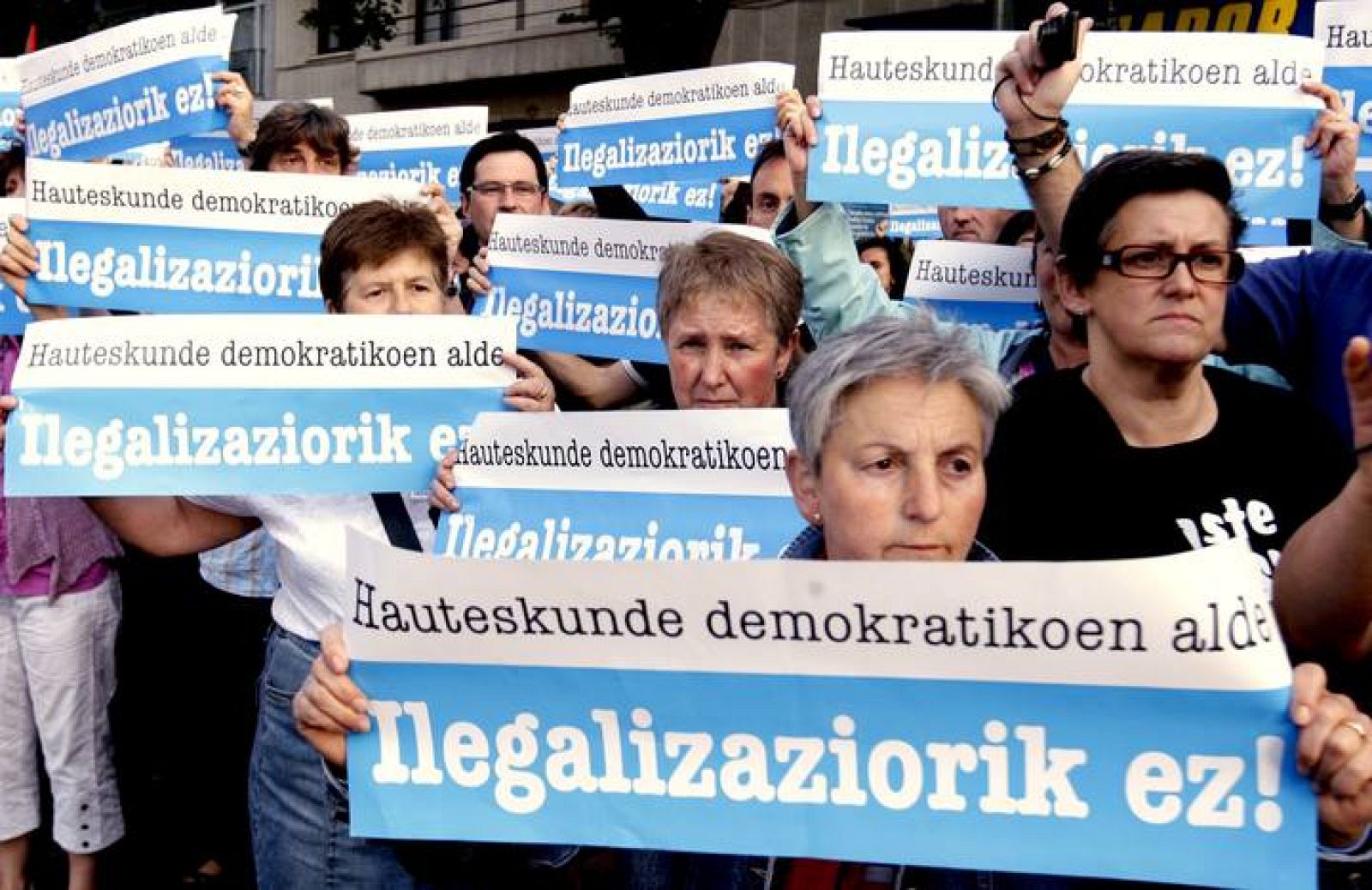 Varios miles de personas durante la manifestación contra el veto de Bildu celebrada en Bilbao