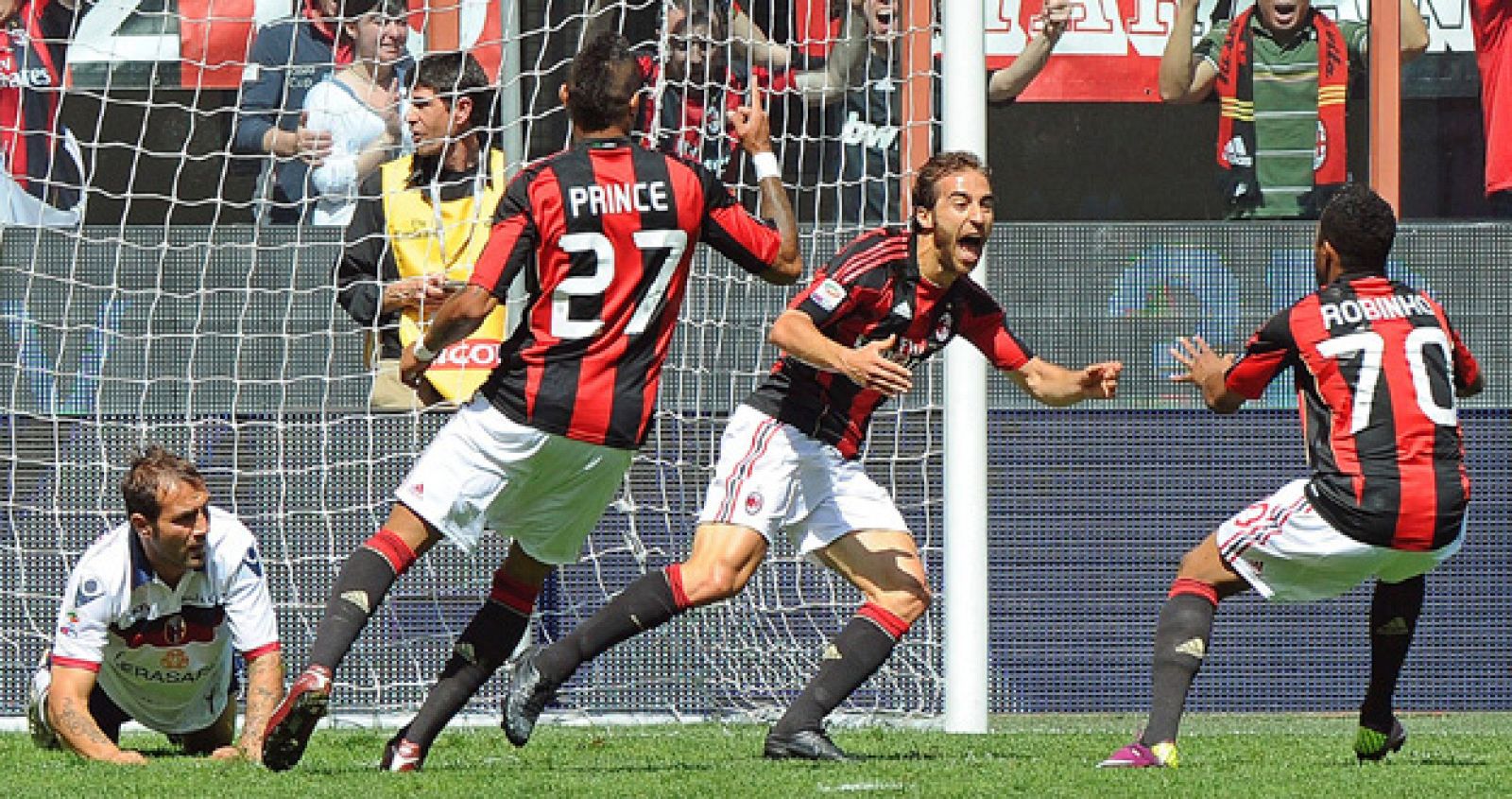 El centrocampista francés del AC Milán, Mathieu Flamini, celebra con sus compañeros, un gol contra el Bolonia.