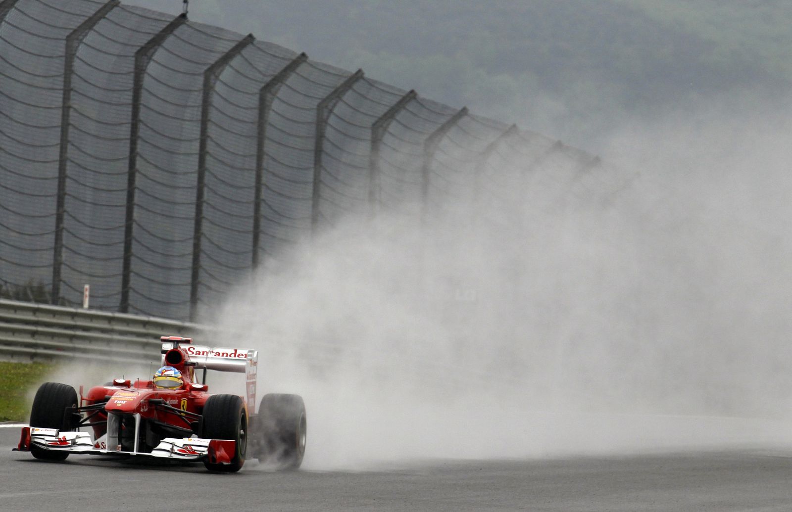 Alonso ha sido el más rápido en los primeros entrenamientos, en una pista llena de agua.