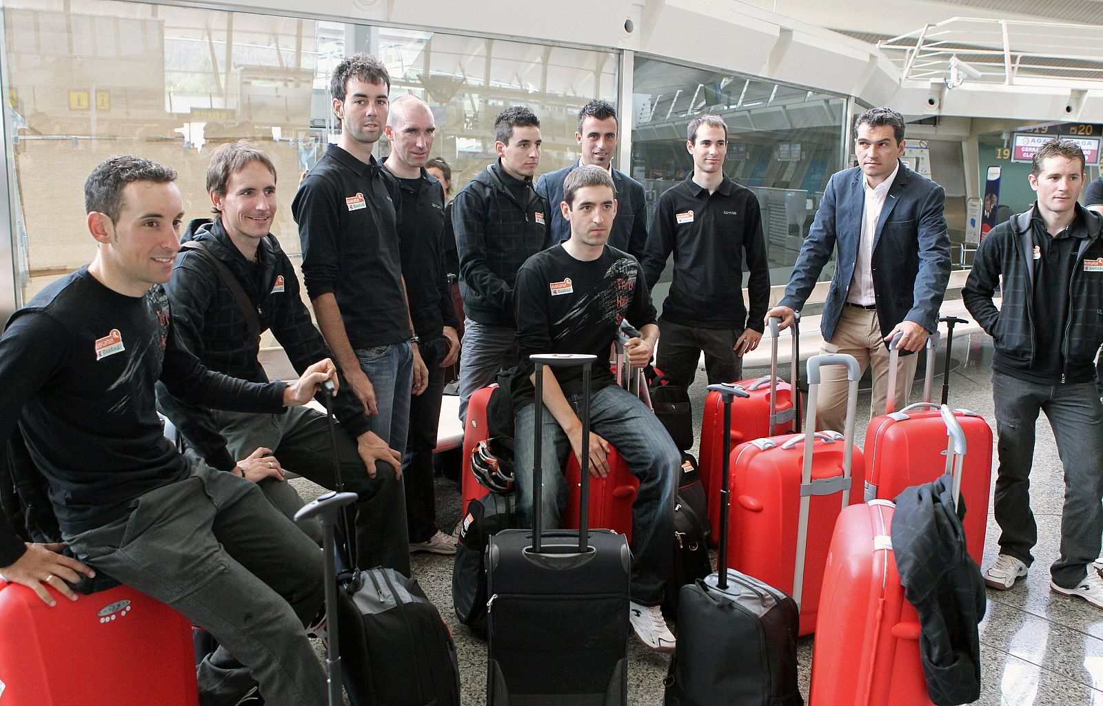 El Equipo Ciclista Euskaltel Euskadi en el aeropuerto de Bilbao, desde el que viajó hacia Turín para participar en la 94 edición del Giro.