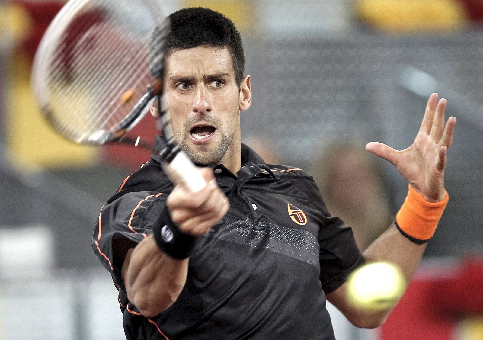 Novak Djokovic devuelve la pelota al español David Ferrer