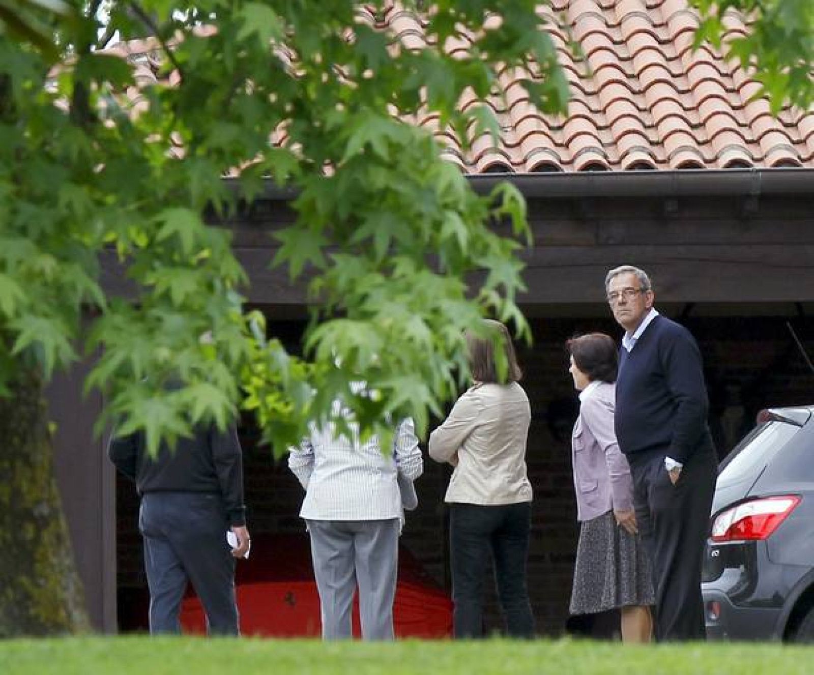 Familiares de Severiano Ballesteros llegan a la casa del golfista tras conocer la noticia de su fallecimiento.