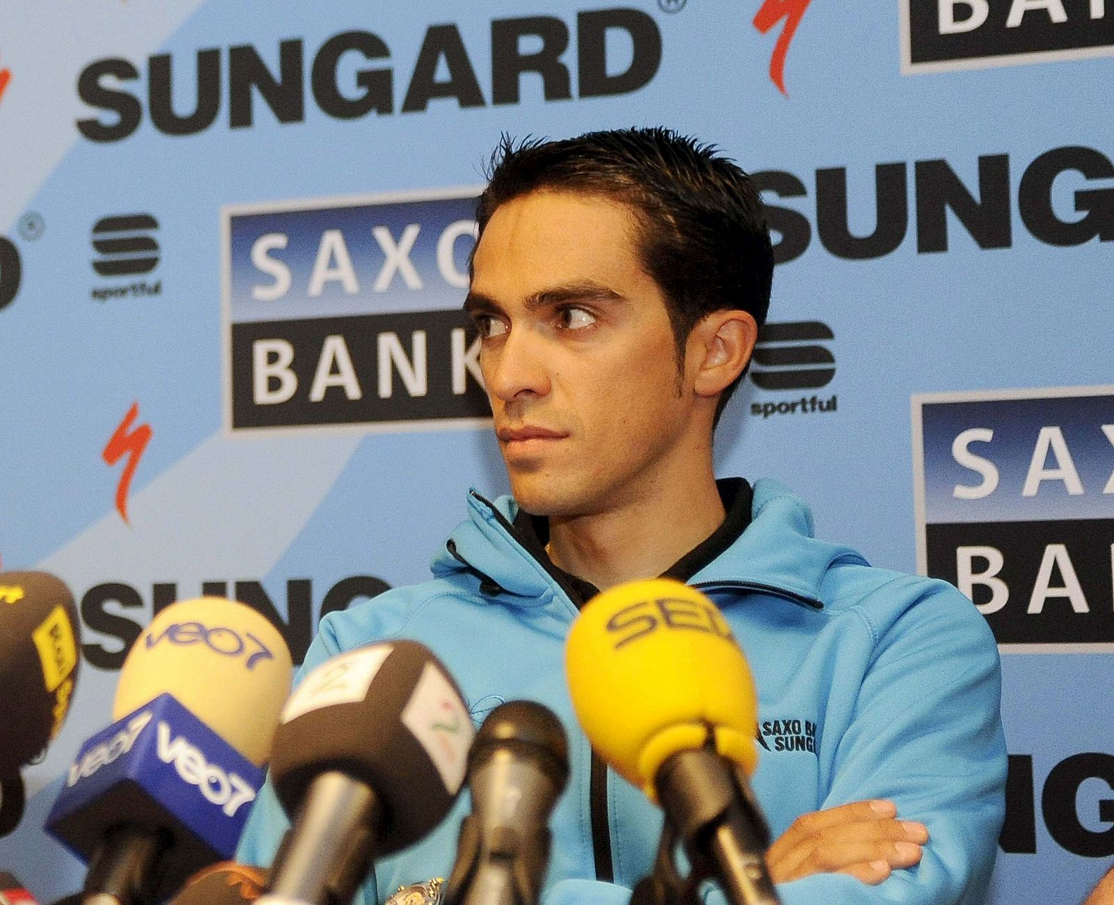 El ciclista español Alberto Contador, del equipo Saxo Bank, atiende a los medios en Turín.