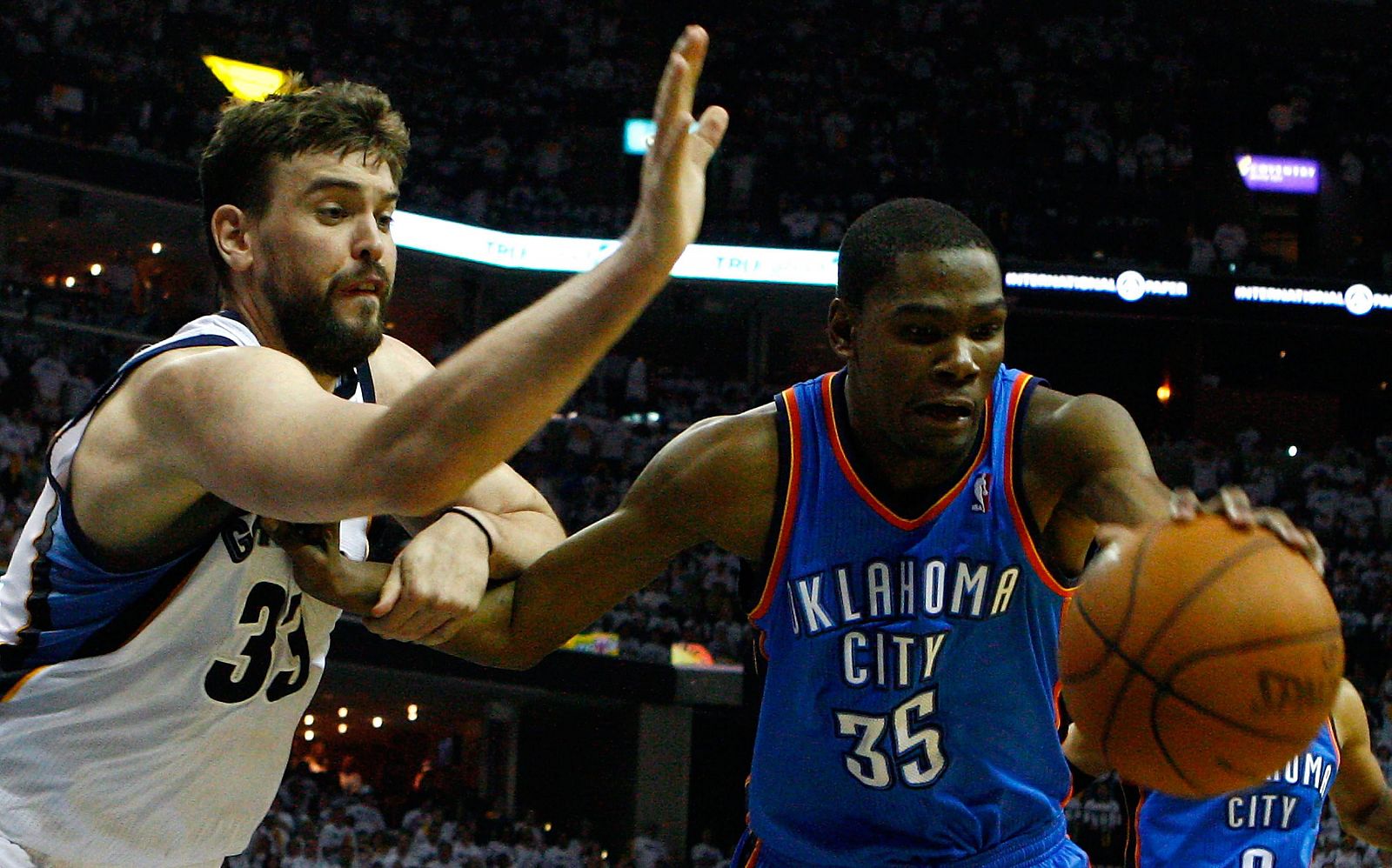 Marc Gasol intenta robarle el balón a Kevin Durant durante el tercer partido de la serie.