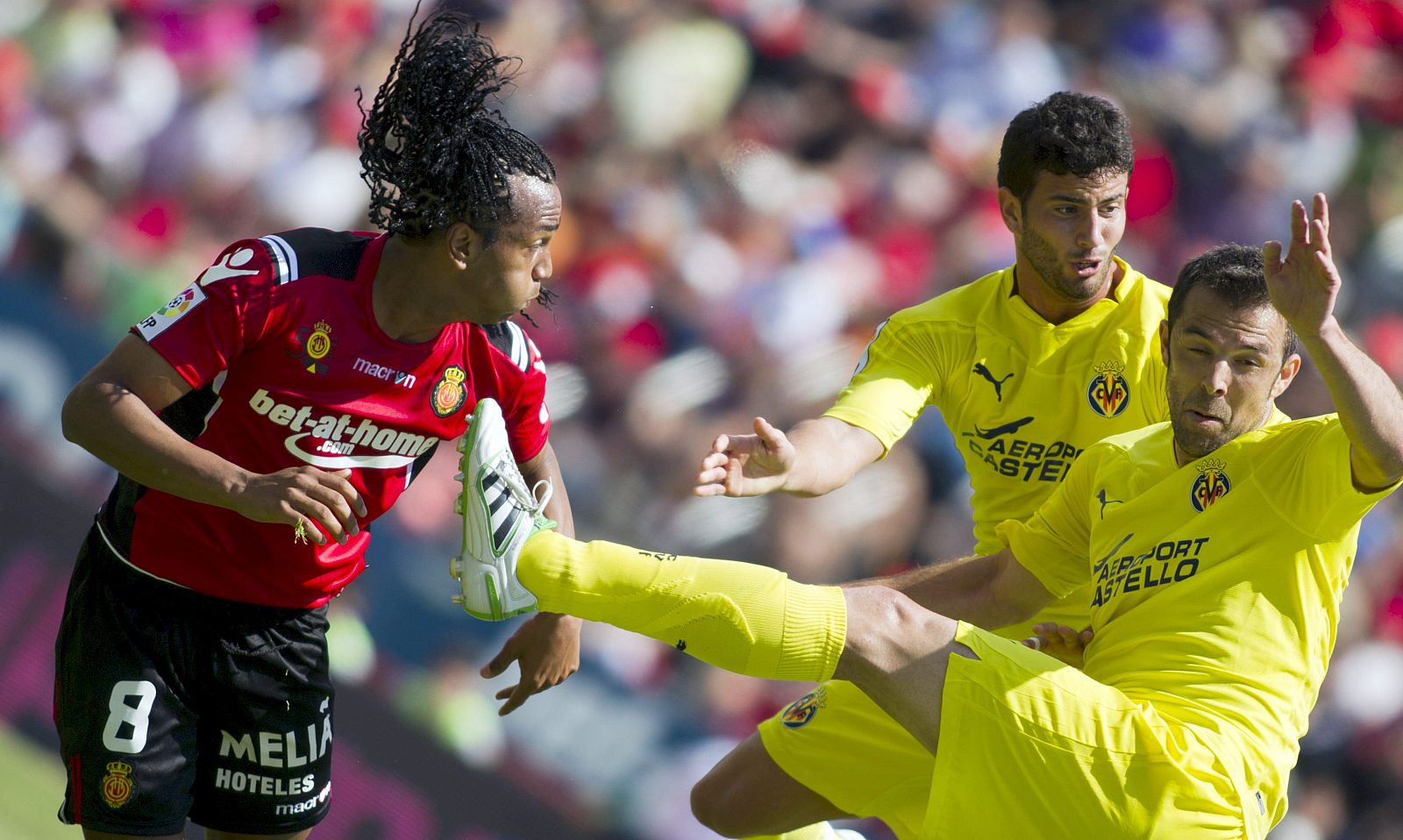 Nsue (i), disputa el balón al defensa argentino del Villarreal, Musacchio