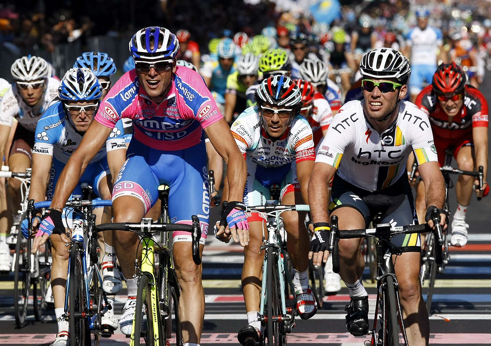 Petacchi se impone a Cavendish en el sprint final.