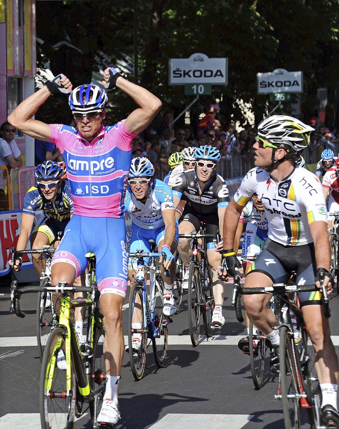 Mark Cavendish recrimina a Petacchi en la llegada a Parma.