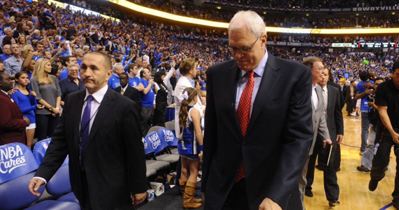 El entrenador de los Lakers, Phil Jackson (d), sale de la cancha tras la derrota del equipo ante los Mavericks, en las semifinales de la NBA en el American Airlines Center de Dallas, Texas (EE.UU.).