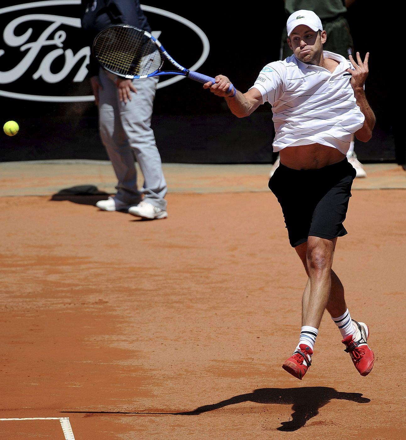 El tenista estadounidense Andy Roddick devuelve la bola al francés Gilles Simon