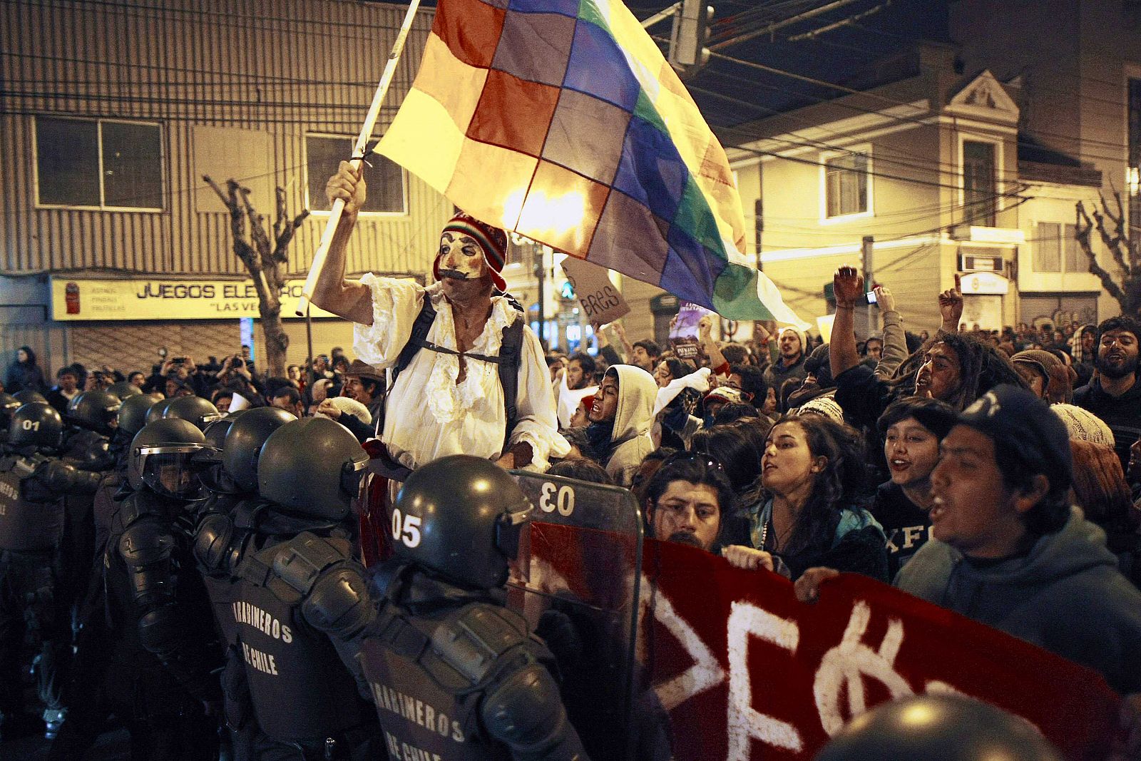 Manifestación contra la aprobación del proyecto Hidroaysén en Valparaíso. En Santiago también ha habido protestas.