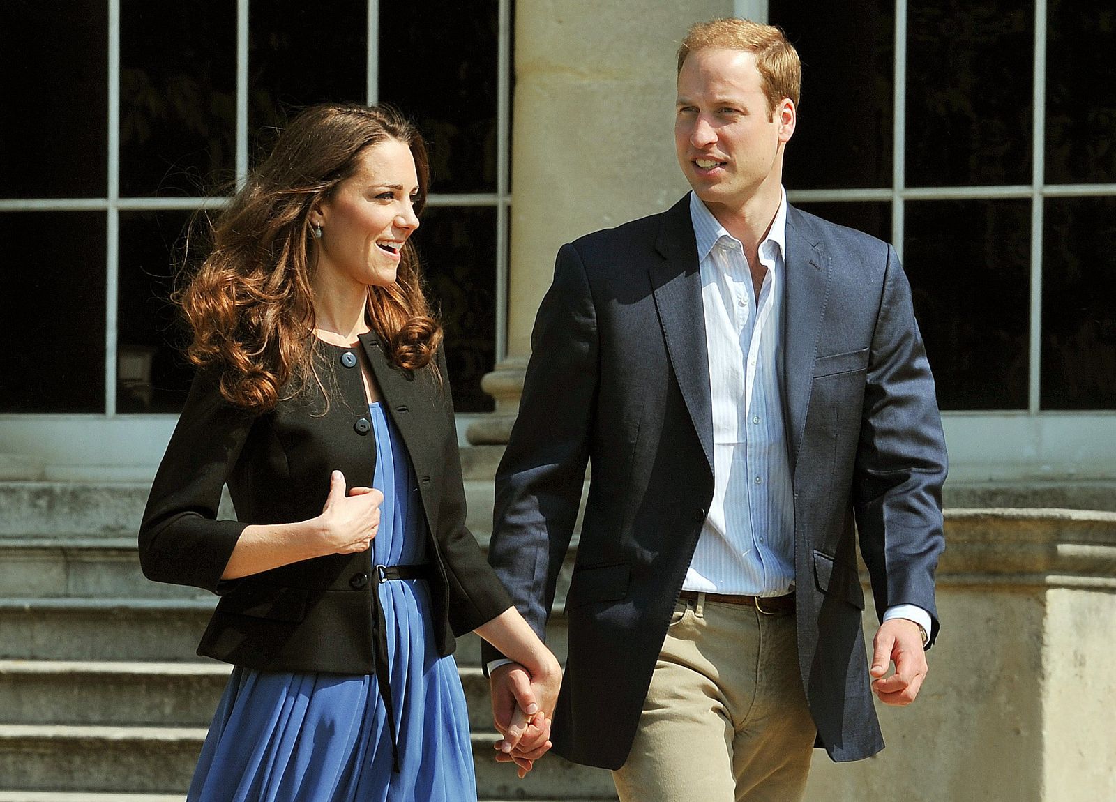 Guillermo y Catalina, los duques de Cambridge, caminan juntos en el palacio de Buckingham.