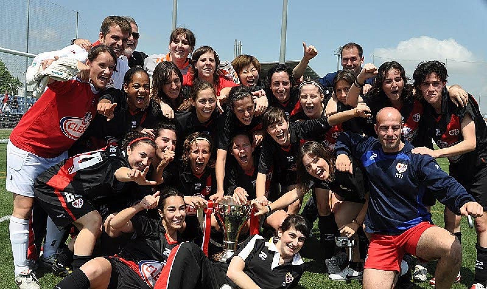 La plantilla del Rayo Vallecano femenino posa con el trofeo, la Superliga 2010-2011.