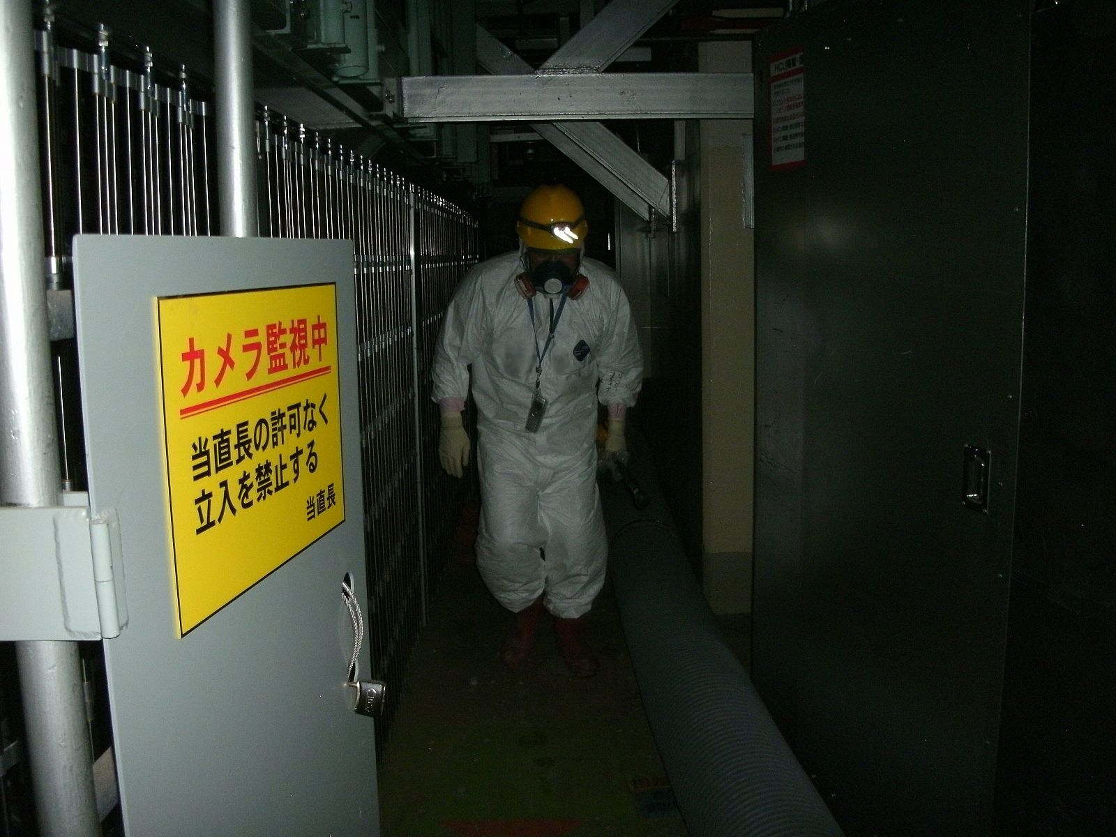 Imagen de un operario de Tepco en el interior del edificio del reactor número 1 de Fukushima, el 9 de mayo