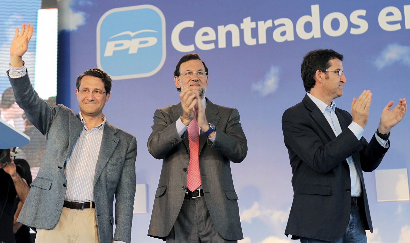 El presidente del Partido Popular, Mariano Rajoy (c), junto al presidente de la Xunta, Alberto Núñez Feijóo (d) y el candidato del partido a la alcaldía de Santiago, Gerardo Conde Roa, (i)