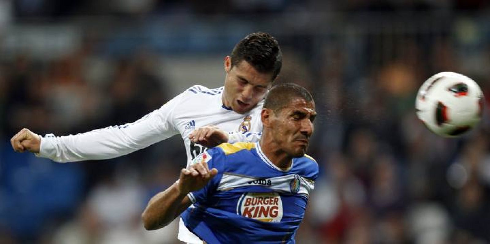 Ronaldo cabecea ante 'Cata' Díaz