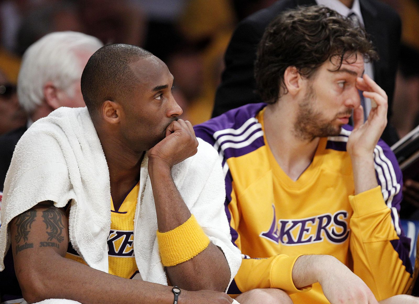 Los jugadores de Los Ángeles Lakers, Kobe Bryant y Pau Gasol, durante un encuentro esta temporada.