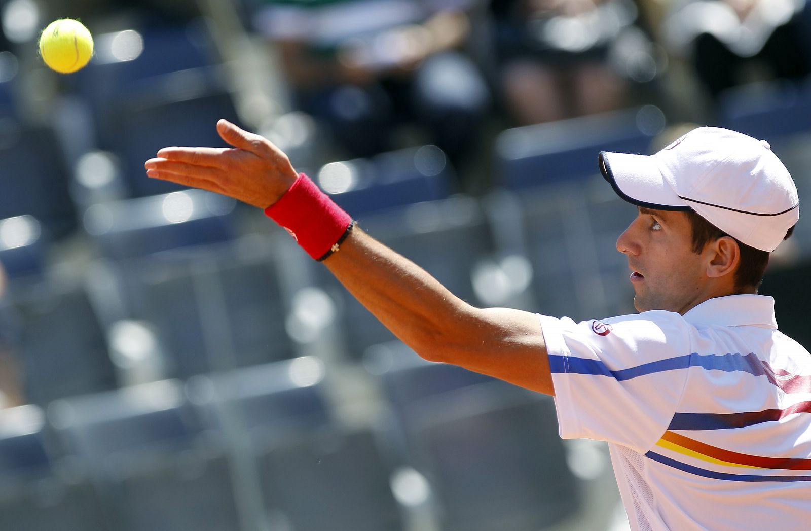 Novak Djokovic devuelve una bola al polaco Lukasz Kubot