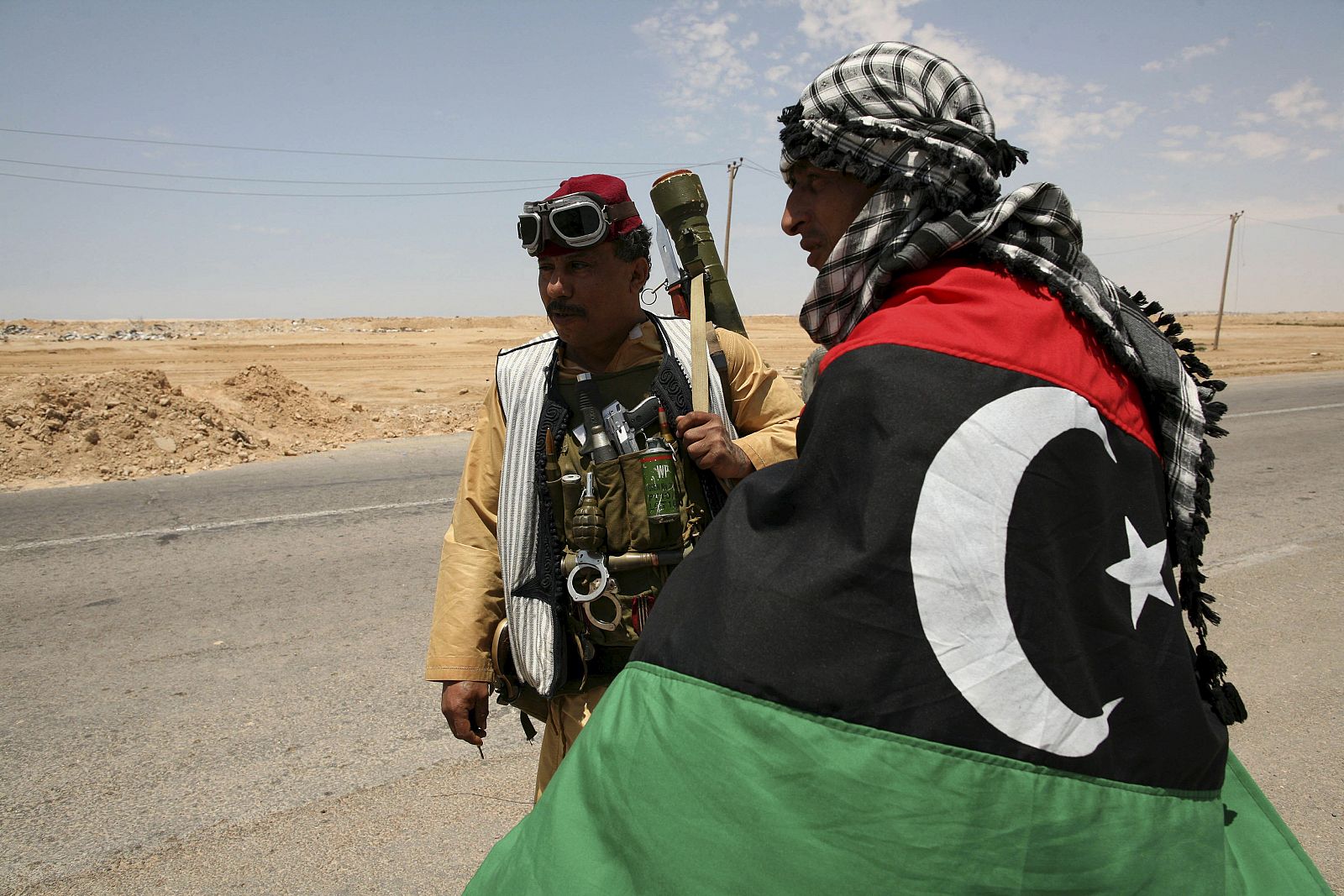 Un grupo de combatientes rebeldes libios realiza labores de vigilancia en Ajdabiya (Libia)