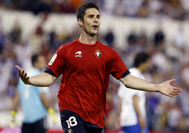 El delantero de Osasuna Kike Sola celebra su gol, tercero de su equipo.