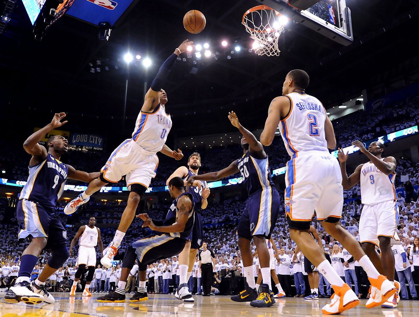 El jugador de los Thunder Russell Westbrook (c) salta para encestar ante los Grizzlies.